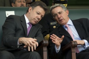 Colombian President-elect Juan Manuel Santos (L) speaks with outgoing President Alvaro Uribe (R) at the handover ceremony of the Colombian Armed Forces supreme command at a military school in Bogota on August 6, 2010, on the eve of his government's inauguration. Colombian admiral Edgar Cely is taking over as head of the Armed Forces. AFP PHOTO/Eitan Abramovich