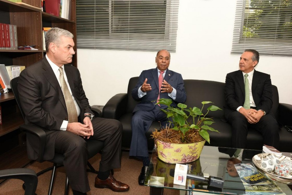 milton-y-funcionarioos