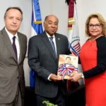 El magistrado presidente MIlton Ray Guevara entrega kit de publicaciones a la embajadora dominicana en Francia, Rosa Hernández de Grullón. 
